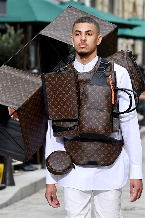 défilé louis vuitton homme printemps été 2020|Louis Vuitton : les sacs stars du défilé homme .